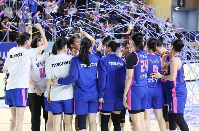 7일 용인실내체육관에서 열린 여자프로농구 PO 3차전 부산 BNK와의 경기서 66-50으로 승리한 용인 삼성생명 선수들이 환호하고 있다.연합뉴스