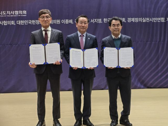 대민국시도지사협의회 회장을 맡고 있는 유정복 인천시장(가운데)이 7일 서울 국회의원회관 대회의실에서 경실련, 지방분권전국회의와 ‘지방분권 개헌 공동 추진을 위한 협약선언’을 하고 기념사진을 촬영하고 있다. 이병기기자