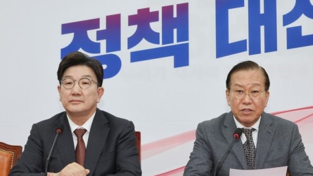 윤석열 대통령의 석방이 알려진 7일 국민의힘 권영세 비상대책위원장과 권성동 원내대표가 서울 여의도 국회에서 입장 발표를 하고 있다. 연합뉴스