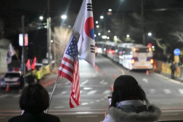 7일 법원이 윤석열 대통령의 구속취소를 인용했지만, 해가 저물도록 검찰의 입장 발표 등 조치는 없었다. 이날 7시 40분께 서울구치소 앞 대로변에서 지지자들이 그의 석방을 애타게 기다리며 신속한 석방을 촉구하고 있다.조주현기자