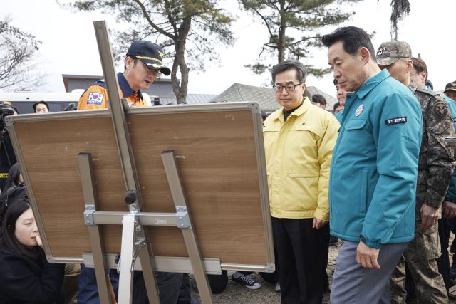 7일 오후 김동연 경기도지사가 포천시 이동면 노곡리 낭유대교 인근의 폭탄 오발사고 현장점검을 하고 있다. 경기도 제공