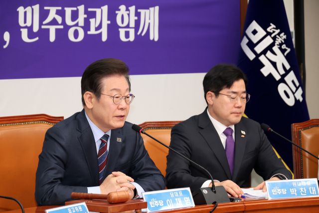 더불어민주당 이재명 대표(왼쪽)와 박찬대 원내대표가 5일 오전 서울 여의도 국회에서 열린 최고위원회의에서 발언하고 있다. 연합뉴스