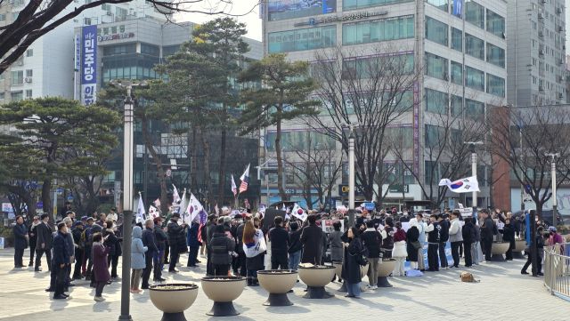 7일 인천 남동구 인천시청 앞 애뜰광장에서 시국선언을 지지하는 시민들이 모이고 있다. 장민재 기자
