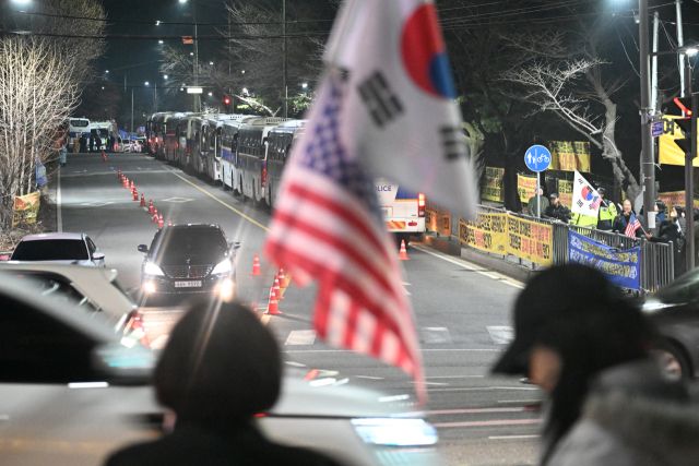 7일 법원이 윤석열 대통령의 구속취소를 인용했지만, 해가 저물도록 검찰의 입장 발표 등 조치는 없었다. 이날 7시 40분께 서울구치소 앞 대로변에서 지지자들이 그의 석방을 애타게 기다리며 신속한 석방을 촉구하고 있다.조주현기자