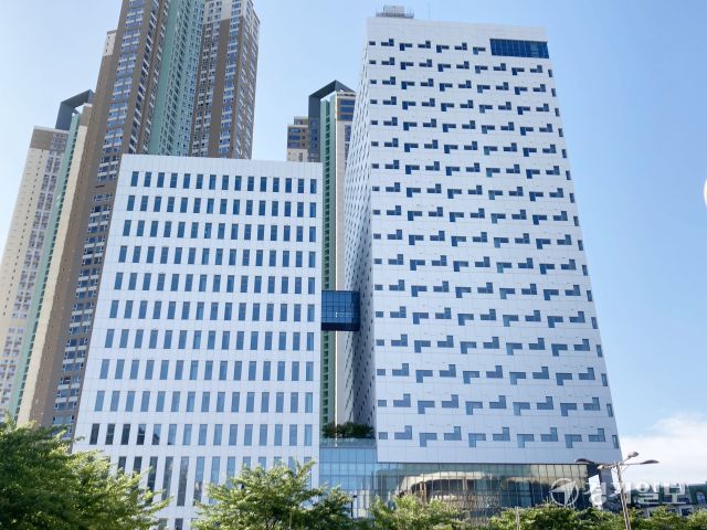 고양특례시가 청사 이전을 추진해 온 일산동구 백석동 소재 백석업무빌딩 전경. 신진욱기자