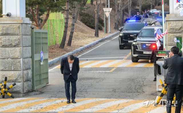 윤석열 대통령이 8일 의왕시 서울구치소를 나서며 지지자들에게 인사하고 있다. 대검찰청이 윤석열 대통령의 구속을 취소한 법원의 판단에 대해 즉시항고 하지 않기로 결정함에 따라 석방됐다. 윤원규기자