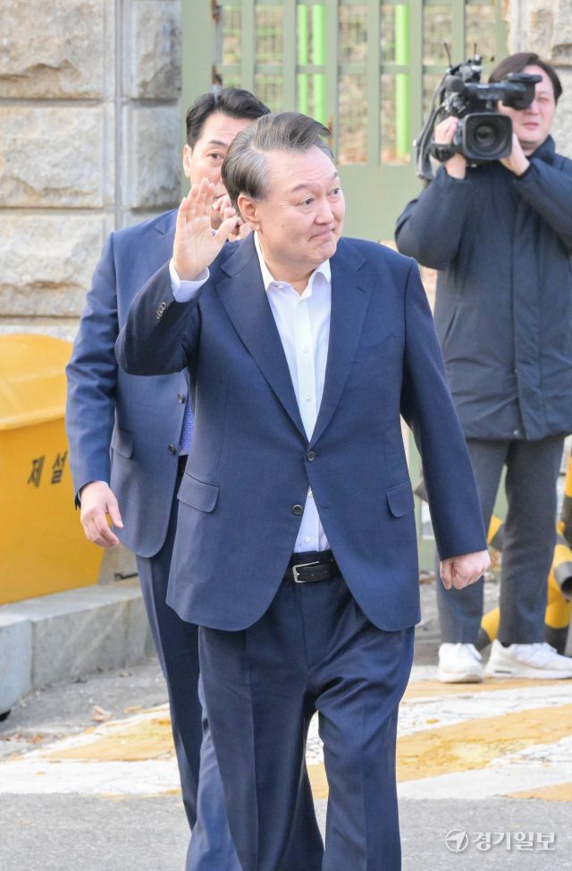 윤석열 대통령이 8일 의왕시 서울구치소를 나서며 지지자들에게 인사하고 있다. 대검찰청이 윤석열 대통령의 구속을 취소한 법원의 판단에 대해 즉시항고하지 않기로 결정함에 따라 석방됐다. 윤원규기자