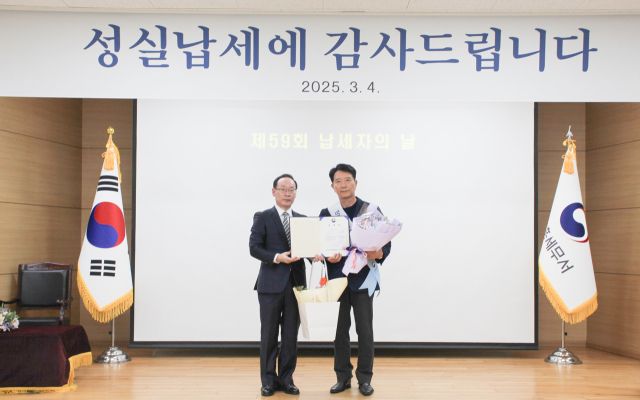 백승권 시흥세무서장이 시화병원 최병철(오른쪽) 이사장에게 위촉장을 수여하고 있다. 시화병원 제공