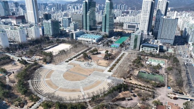 안양시 드론으로 촬영한 평촌중앙공원 및 시청 전경. 안양시 제공.