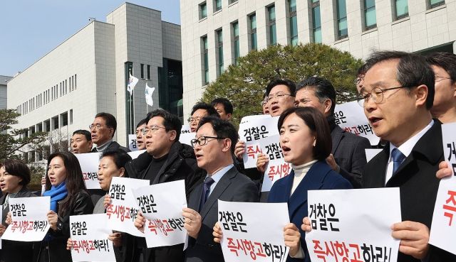 더불어민주당 박찬대 원내대표 등 의원들이 8일 서울 서초구 대검찰청 앞에서 법원의 윤석열 대통령 구속 취소 결정 관련 검찰에 즉시 항고를 촉구하는 기자회견을 하고 있다. 연합뉴스