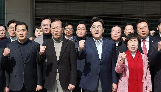 국민의힘 권영세 비상대책위원장과 권성동 원내대표 등 의원들이 8일 서울 대검찰청 앞에서 비상의원총회를 열고 윤석열 대통령의 석방을 촉구하고 있다. 연합뉴스