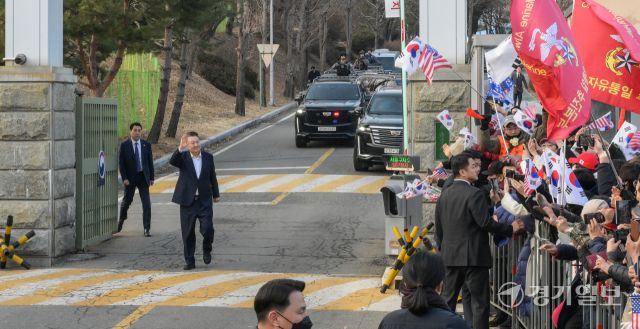 윤석열 대통령이 8일 의왕시 서울구치소를 나서며 지지자들에게 인사하고 있다. 대검찰청이 윤석열 대통령의 구속을 취소한 법원의 판단에 대해 즉시항고하지 않기로 결정함에 따라 석방됐다. 윤원규기자