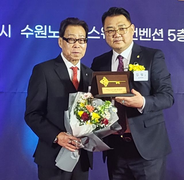 제12대 경기도태권도협회 회장 이·취임식에서 김평 신임 회장(오른쪽)이 전임 김경덕 회장에게 감사패와 행운의 열쇠를 전달하고 있다.황선학기자