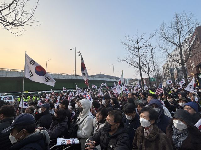 오후 6시께 윤 대통령 석방 소식이 알려진 서울 한남동 대통령 관저 일대. 3천여명의 윤 대통령 지지자 등이 모여있다. 김은진기자
