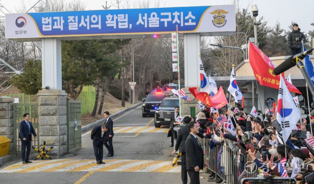 윤석열 대통령이 8일 의왕시 서울구치소를 나서며 지지자들에게 인사하고 있다. 대검찰청이 윤석열 대통령의 구속을 취소한 법원의 판단에 대해 즉시항고 하지 않기로 결정함에 따라 석방됐다. 윤원규기자