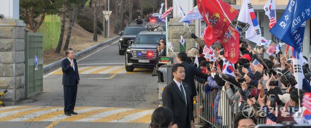 윤석열 대통령이 8일 의왕시 서울구치소를 나서며 지지자들에게 인사하고 있다. 대검찰청이 윤석열 대통령의 구속을 취소한 법원의 판단에 대해 즉시항고 하지 않기로 결정함에 따라 석방됐다. 윤원규기자