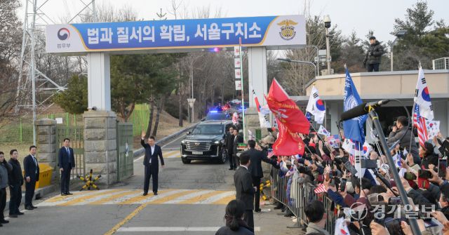 윤석열 대통령이 8일 의왕시 서울구치소를 나서며 지지자들에게 인사하고 있다. 대검찰청이 윤석열 대통령의 구속을 취소한 법원의 판단에 대해 즉시항고하지 않기로 결정함에 따라 석방됐다. 윤원규기자