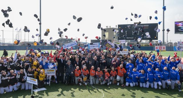 대한민국 최강 유소년 야구팀을 가리는 ‘제8회 화성특례시장기 전국 리틀야구대회’가 8일 오전 11시 화성드림파크에서 개막식을 열고 12일간의 열전에 돌입했다.