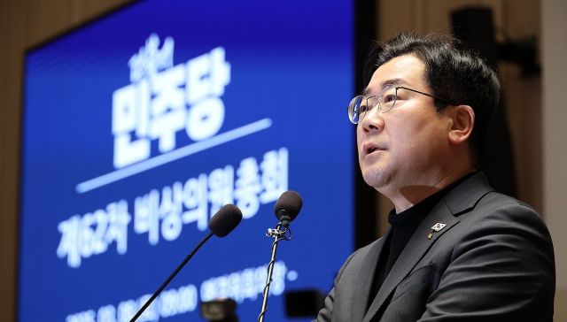 더불어민주당 박찬대 원내대표가 8일 서울 여의도 국회에서 열린 비상 의원총회에서 발언하고 있다. 연합뉴스