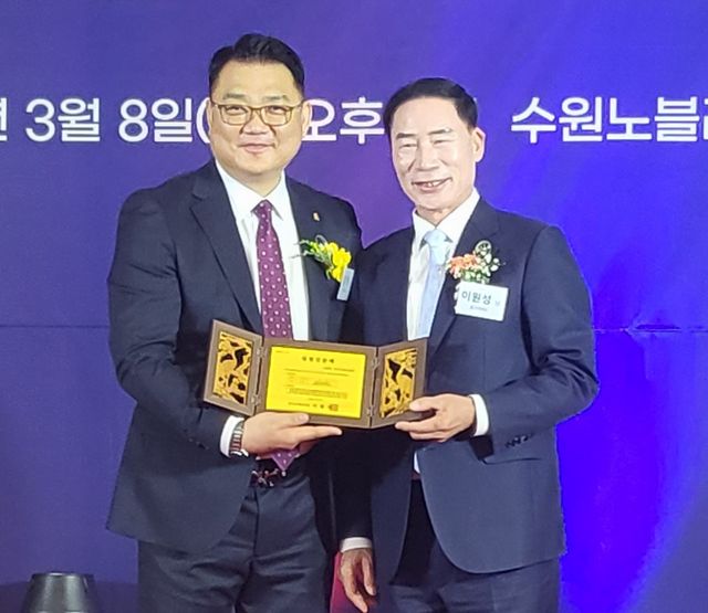 이원성 경기도체육회장(오른쪽)이 김평 신임 경기도태권도협회장에게 인준패를 전달하고 있다.황선학기자