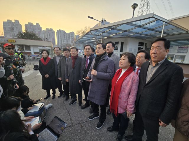 국민의힘 김기현 국회의원을 비롯한 여당 인사들이 윤 대통령 석방 직후 발언하고 있다. 황호영기자