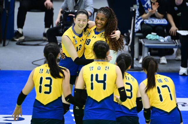 9일 수원체육관에서 열린 여자 프로배구 대전 정관장전에서 승리한 수원 현대건설 선수들이 기뻐하고 있다.KOVO 제공