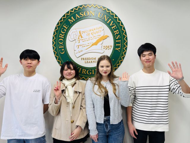 한국 조지메이슨대학교 인천시민라이프칼리지에서 시민대학 수업을 듣는 학생의 자녀를 어린이 돌봄센터에서 돌봐줄 김요셉, 신민재, 빅토리아 유가이, 케서린 피트르스카 등 4명의 재학생. 대학 제공