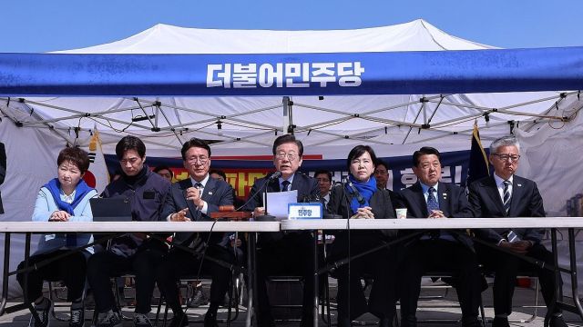 지난달 31일 서울 종로구 광화문 앞 더불어민주당 천막당사에서 최고위원회의가 열리고 있다. 연합뉴스