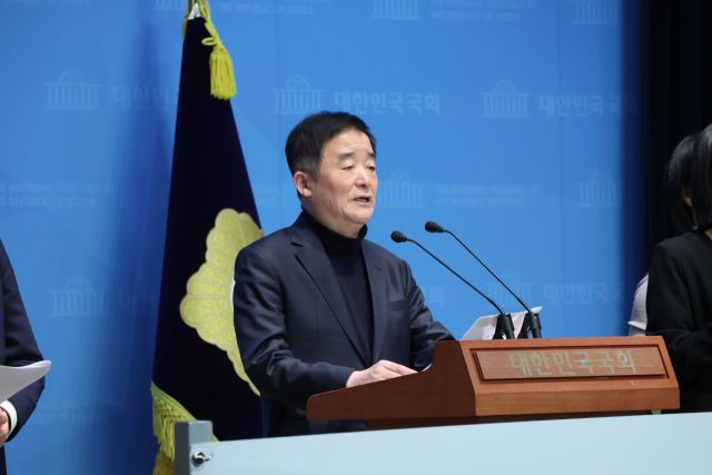 더불어민주당 강득구 의원이 1일 국회 소통관에서 기자회견을 하고 있다. 의원실 제공
