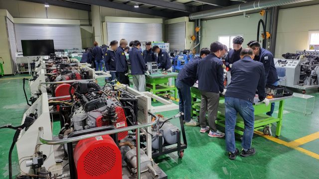 경기도기술학교에서 미래 성장산업 취업전환 사업의 교육생이 실습하는 모습. 경기도 제공