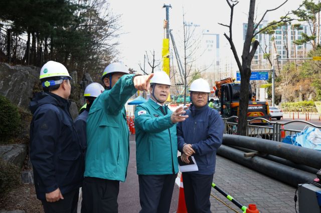 김성제 의왕시장이 1일 오전 흥안대로 송수관로 개량공사현장을 방문해 관계자들과 함께 공사 진행 상황을 점검하고 있다. 의왕시 제공