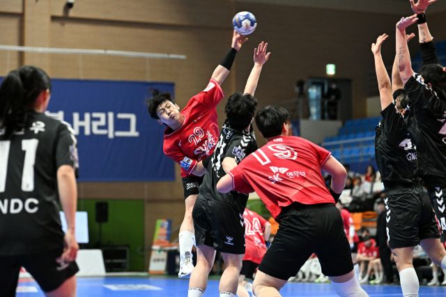 지난 3월 29일 열린 ‘신한 SOL페이 2024-2025 핸드볼 H리그’ 여자부 3라운드 경남개발공사와 경기에서 광명 SK슈글즈 유소정이 슈팅을 날리고 있다.한국핸드볼연맹 제공