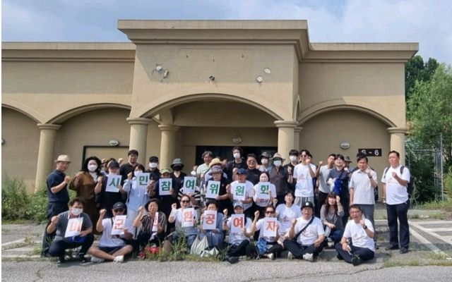 의정부 미군반환공여지 시민참여위원회가 캠프 레드클라우드 부지에서 기념촬영을 하고 있다. 미군반환공여지 시민참여위원회 제공.