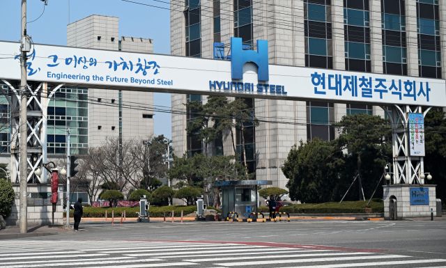 현대제철이 4월 한 달간 철근 제품 생산을 전명 중단한 1일 인천 동구 현대제철 인천공장이 전막감만이 돌고 있다. 현대제철은 1953년 창간 이래 72년 만에 건설 경기 악화와 중국산 저가 공세 등으로 인한 감산 조치를 유지할 계획이다. 인천공장은 철근과 형강을 연간 약 150만t, 200만t 생산하고 있다. 조병석기자
