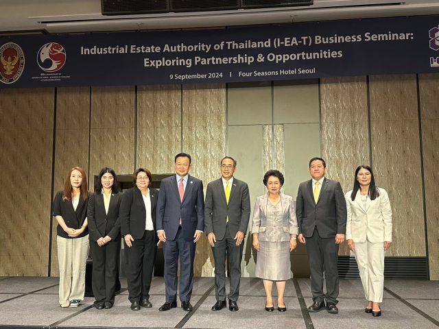 지난해 9월 포시즌스 호텔 서울에서 열린 ‘태국산업단지청(I-EA-T) 비즈니스 세미나’에서 관계자들이 단체사진을 촬영하고 있다. 주한태국대사관 제공