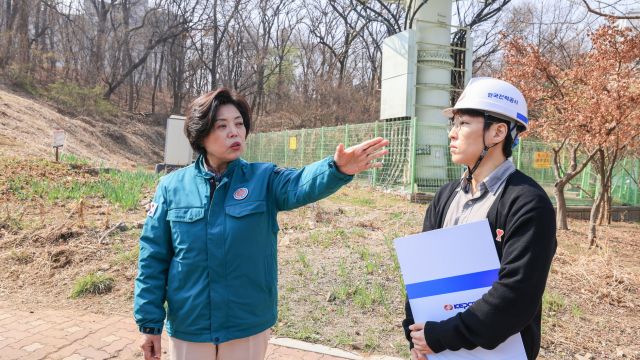 신계용 과천시장이 과천 지식정보타운(지정타) 현안인 송전선로 지중화와 단설중학교 신설 문제를 해결하기 직접 현장을 방문해 진행 상황 점검에 나섰다. 과천시 제공