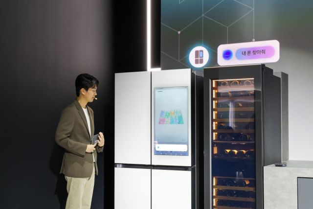 삼성전자가 3월 28일 진행한 웰컴 투 비스포크 AI 행사에서 패밀리허브 냉장고의 빅스비에게 “하이 빅스비, 내 폰 찾아줘”라고 하면 목소리를 식별해 휴대폰의 벨 소리를 울려주는 빅스비의 기능을 소개했다. 삼성전자