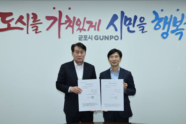 하은호 군포시장과 안동광 부시장이 산불피해지역 돕기 기부 참여 인증에 직원들의 기부릴레이가 이어지고 있다. 군포시 제공