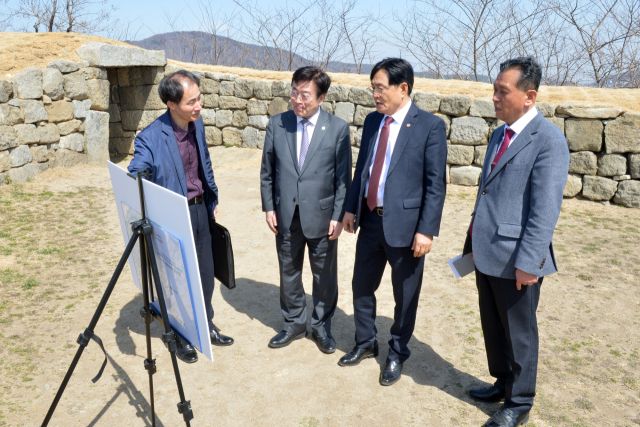 지난 3월31일 박용철 강화군수와 윤원석 인천경제자유구역청장이 사업대상지 현장 방문을 하고 있다. 강화군제공