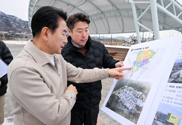 김동근 시장이 최근 복합문화융합단지 준공에 앞서 단지 내 시장용지에서 현장을 점검하고 있다. 의정부시 제공