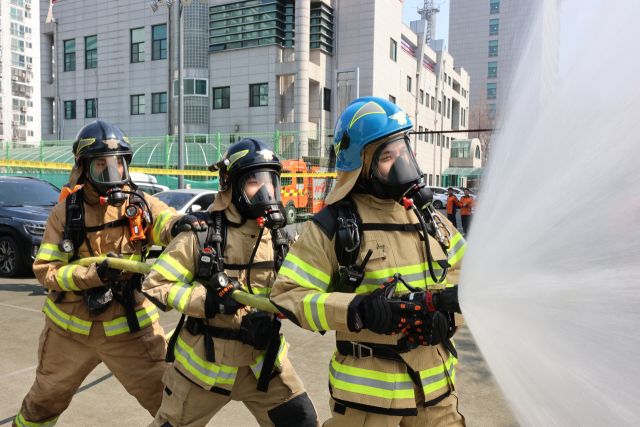 방수체험을 하고 있는 장민수의원. 안양소방서 제공.