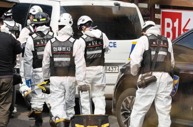 지난 3월28일 오전 용인시 기흥구 영더동 흥덕IT밸리 화재현장에서 경찰, 국립과학수사연구원, 경기소방재난본부, 한국전기안전공사 등 관계자들이 화재 합동 감식을 위해 이동하고 있다. 연합뉴스