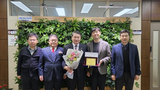 김유곤 인천시의회 산업경제위원장(국민의힘·서구3)이 ‘한국노총 인천지역본부 제64차 정기대의원대회’에서 감사패를 받고 기념사진을 촬영하고 있다. 시의회 제공