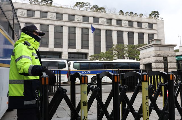 경찰 경계 근무 중인 헌법재판소. 연합뉴스