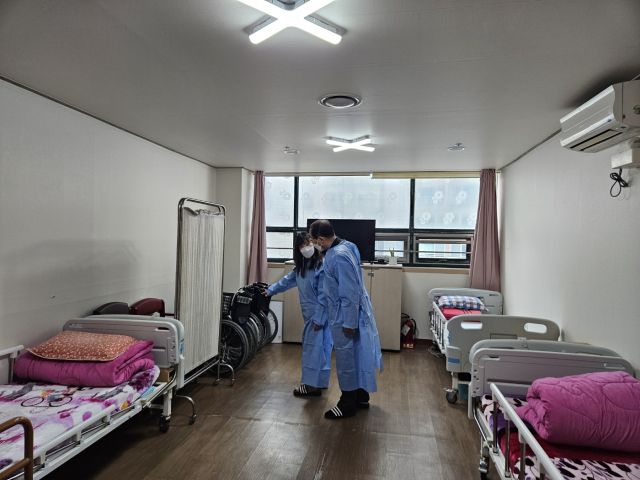 안양시 동안구보건소가 지난달 28일 비산동의 한 노인요양시설에서 감염관리 현장점검을 하고 있다. 안양시 제공.