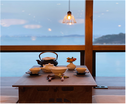 인천 영종국제도시에 있는 차덕분은 바다를 배경으로 현대적인 감각의 K-찻자리 문화를 체험하며, 여행에서 쉼과 여유를 더할 수 있는 인천의 우수 웰니스관광지로 선정됐다. 인천시 제공