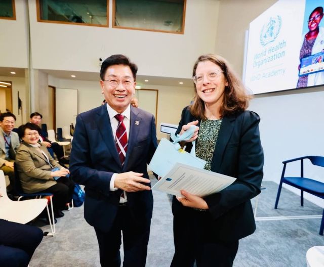 리옹시 라드쉐르을 방문한 전진선 군수가 사회와 환경·보건이 하나가 되는 도시개발을 벤치마킹한 뒤 시 관계자와 환하게 웃고 있다. 전진선군수 SNS제공