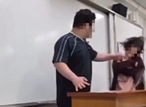 가해 학생이 피해 교사를 가격하는 장면. 연합뉴스