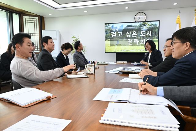 김동근 의정부시장이 10일 시청 회의실에서 제9차 걷고 싶은 도시 전략회의를 진행하고 있다. 의정부시 제공