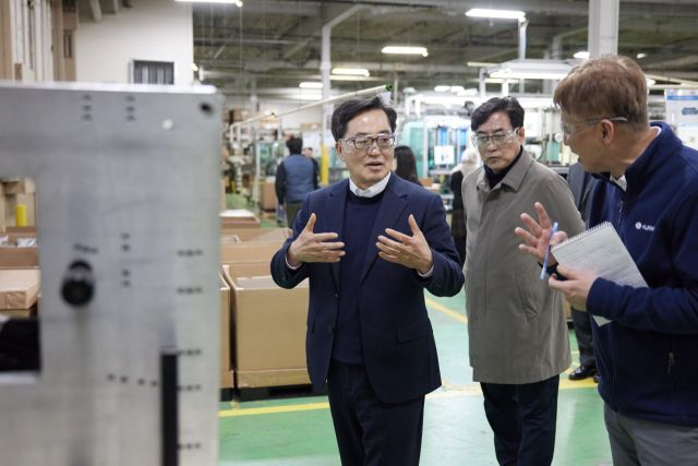 9일(현지 시간) 김동연 경기도지사가 미국 미시간주 현지진출 한국 자동차 부품기업을 찾아 애로사항을 살피고 있다. 경기도 제공